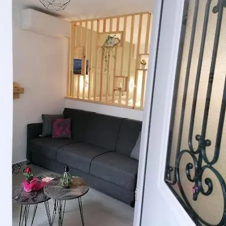 Nina's Garden Apartment *